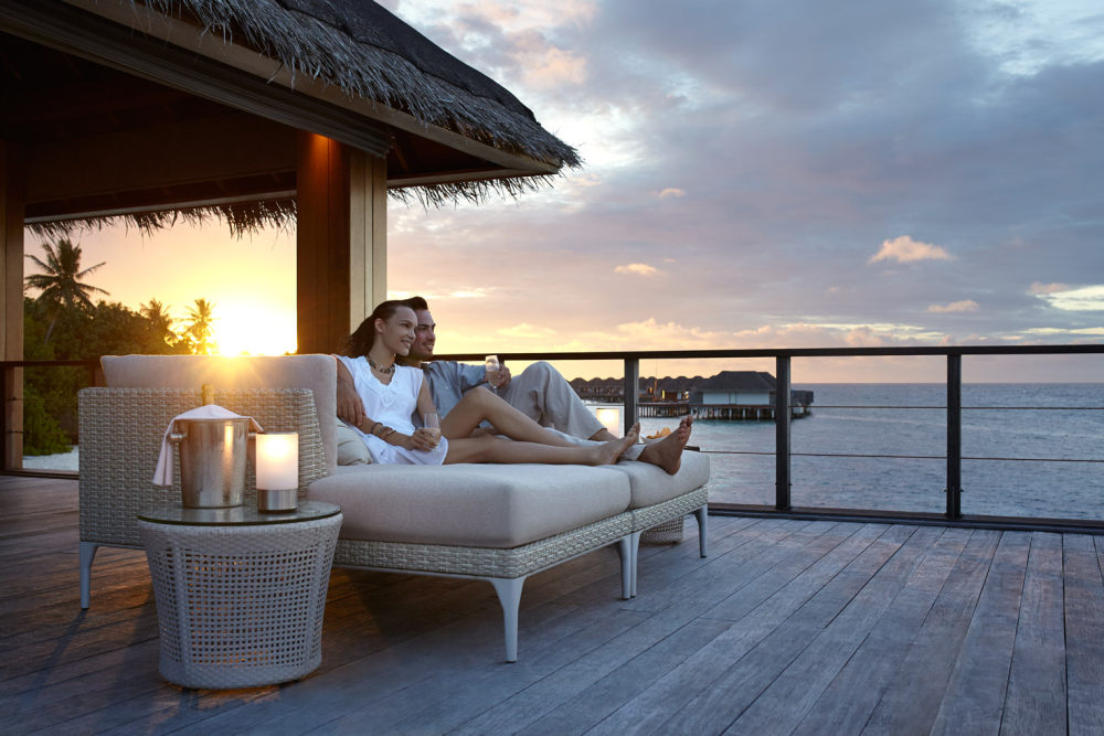 馬爾代夫杜斯特塔尼度假酒店 Dusit Thani Maldives_Sala_Bar_photoLarge.JPG