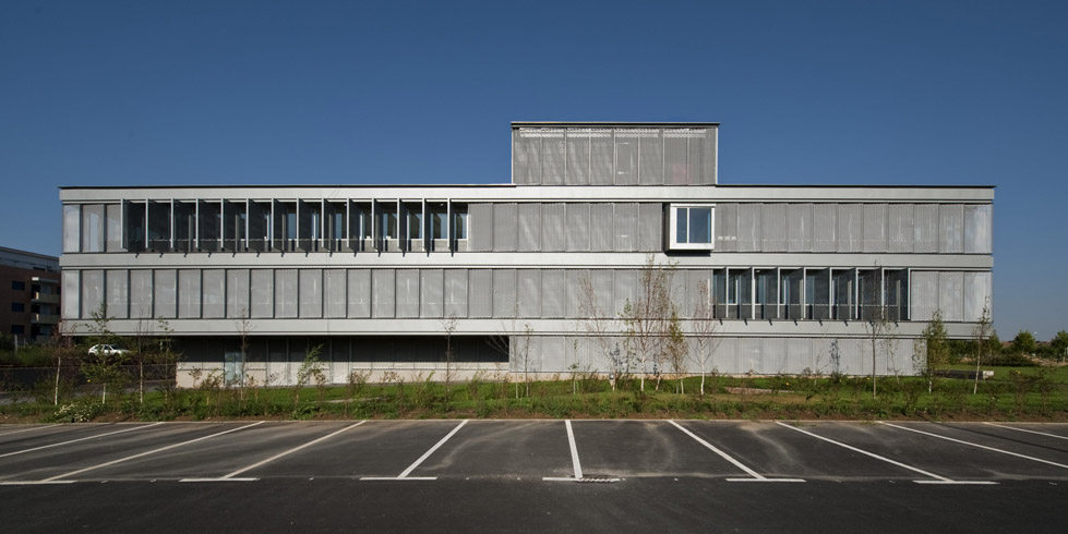 M2 Technological Building / Sanchez Gil Arquitectos__c_7sGmbmLkzaCLR0_IHQZklnIJM-FGg4vnNRRy0lXYUyJrfKwmEl5QciEa802hTHfVin2HbwRjUULso.jpg