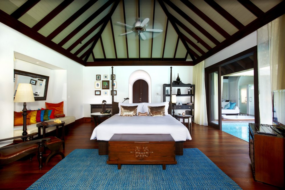 马尔代夫安纳塔拉度假村(官方摄影) Anantara Kihavah Villas_43271837-H1-Over_Water_Pool_Villa_bedroom.jpg