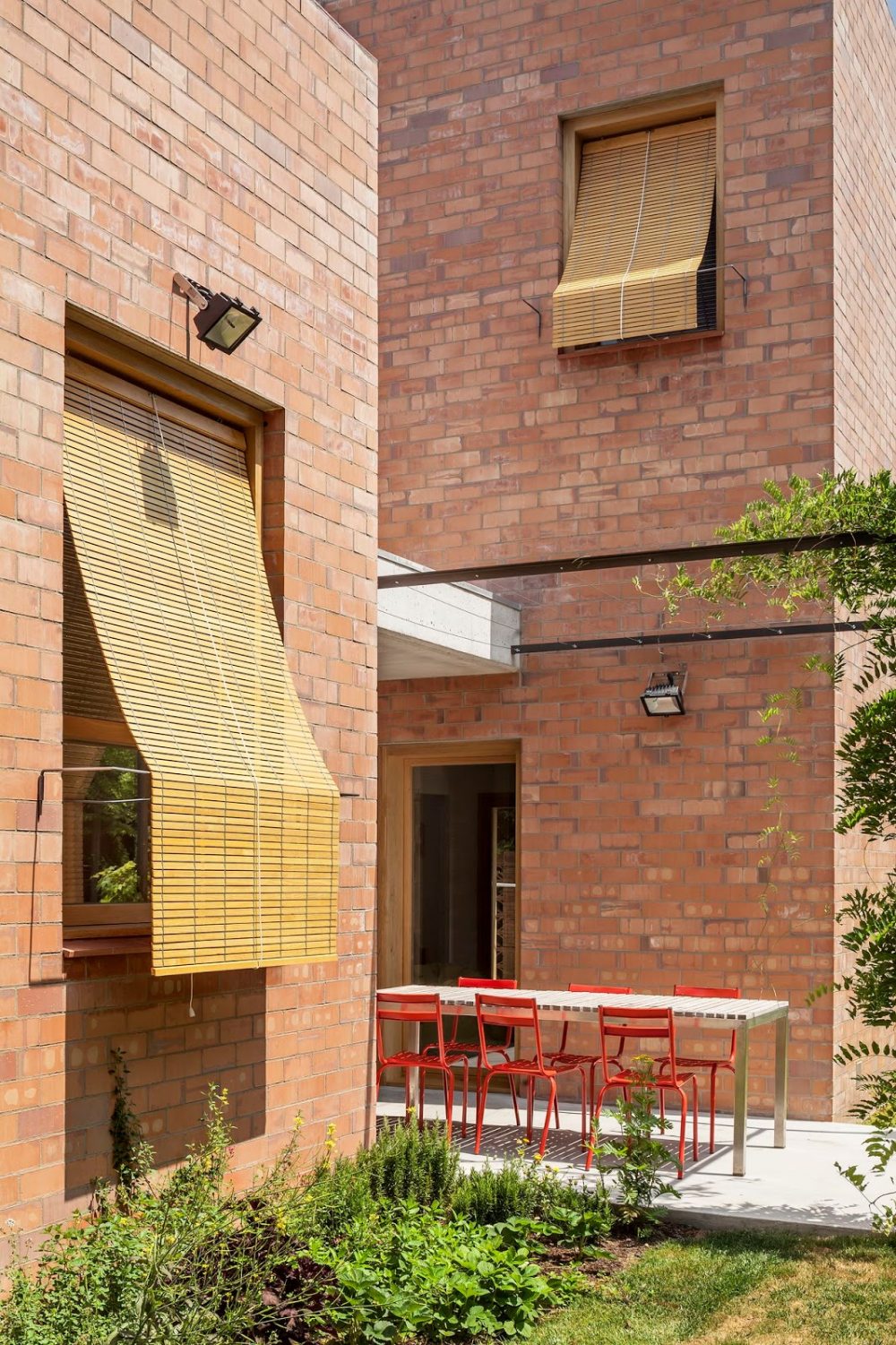 巴塞罗那圣库加特小镇上的红楼 CASA 1101 - H Arquitectes_12.jpg