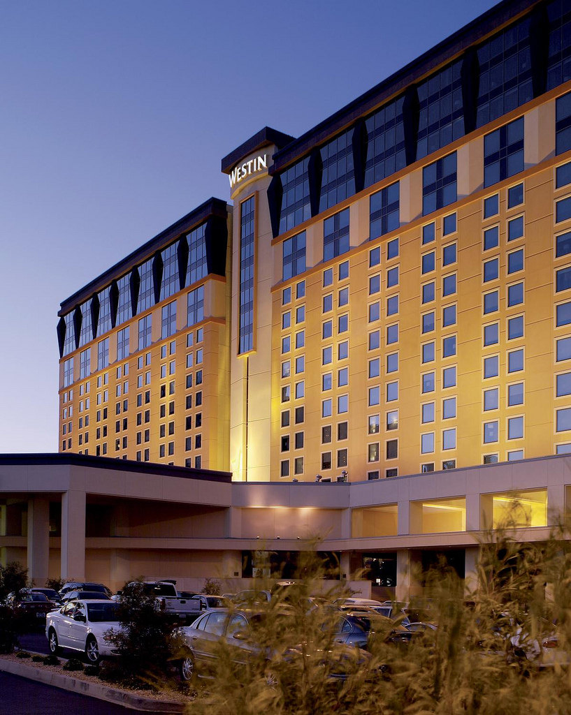 拉斯维加斯湖威斯汀度假酒店_11)The Westin Casuarina Las Vegas Hotel, Casino &amp_ Spa—Exterior 拍攝者.jpg
