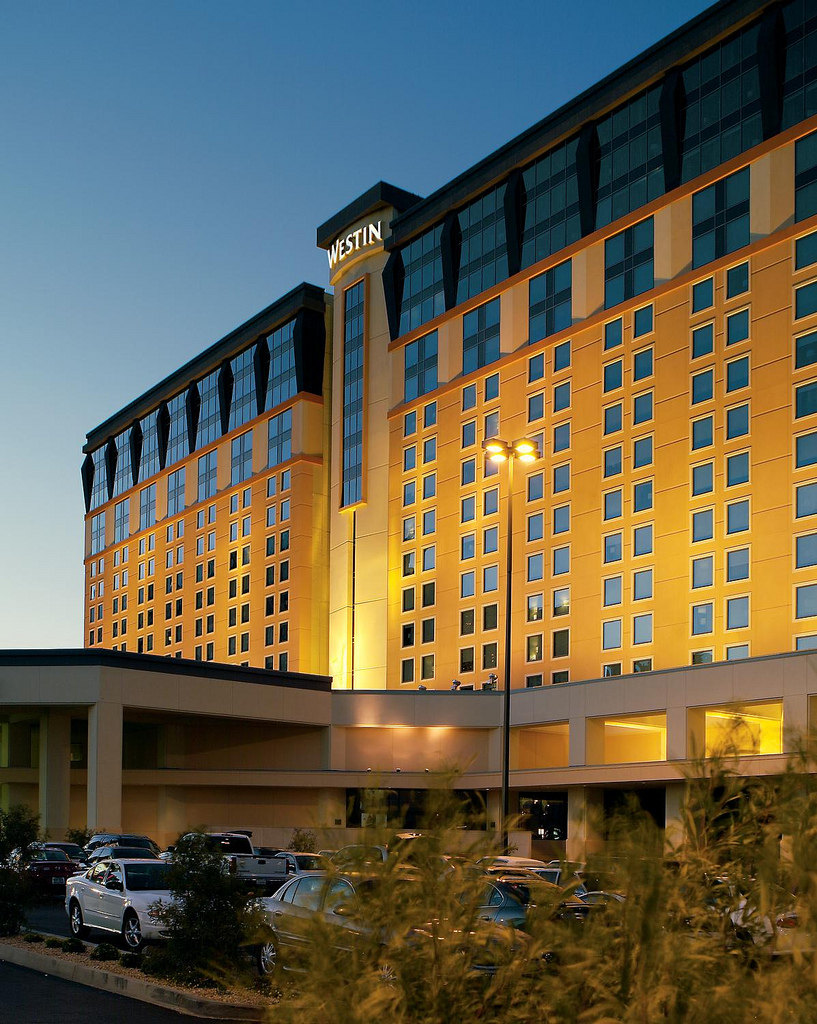 拉斯维加斯湖威斯汀度假酒店_14)The Westin Casuarina Las Vegas Hotel, Casino &amp_ Spa—Exterior 拍攝者.jpg