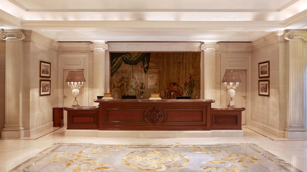 雅典乔治国王豪华精选酒店(官方摄影) King George, a Luxury Coll..._HotelKingGeorgeAthens_ReceptionDesk.jpg