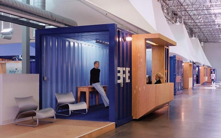 一个网站的设计图片。_Cargo-containers-in-offices-06.jpg