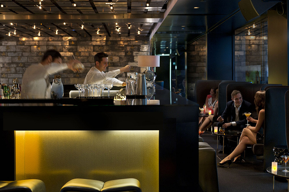 巴塞罗那文华东方酒店Mandarin Oriental, Barcelona 官方高清图_barcelona-restaurant-bankers-bar-bartenders-and-guests-2.jpg