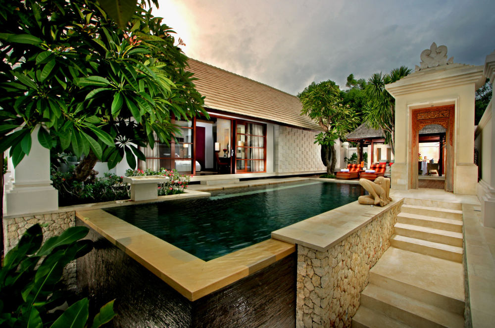 deluxe-suite-pool-l.jpg