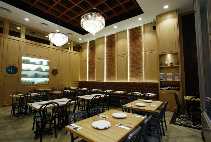 新加坡Zaffron Kitchen餐厅空间设计_4_vQxZCk8GXk366B3dgE6d_large.jpg