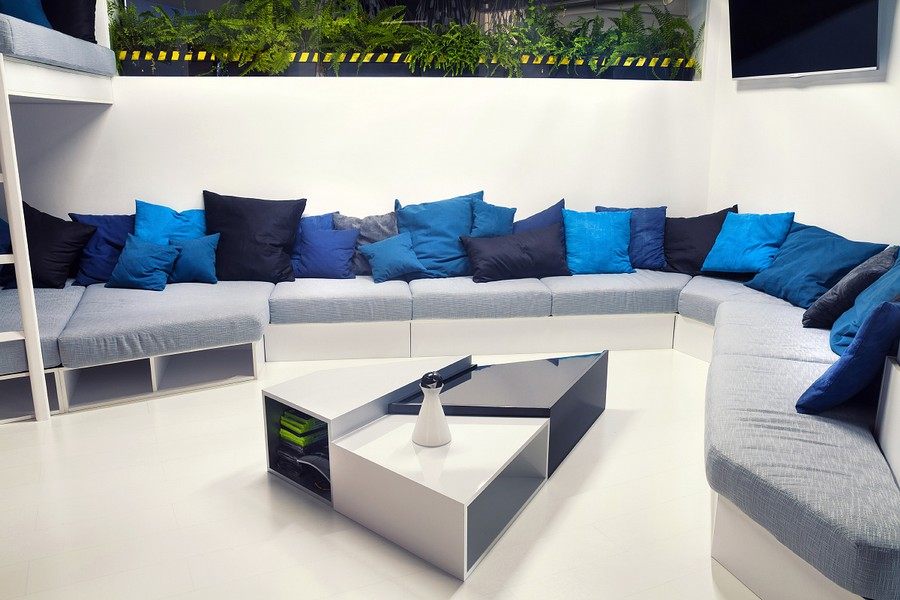 以“飞船”为主题的办公室_Large-couch-with-throw-pillows-in-blue.jpg