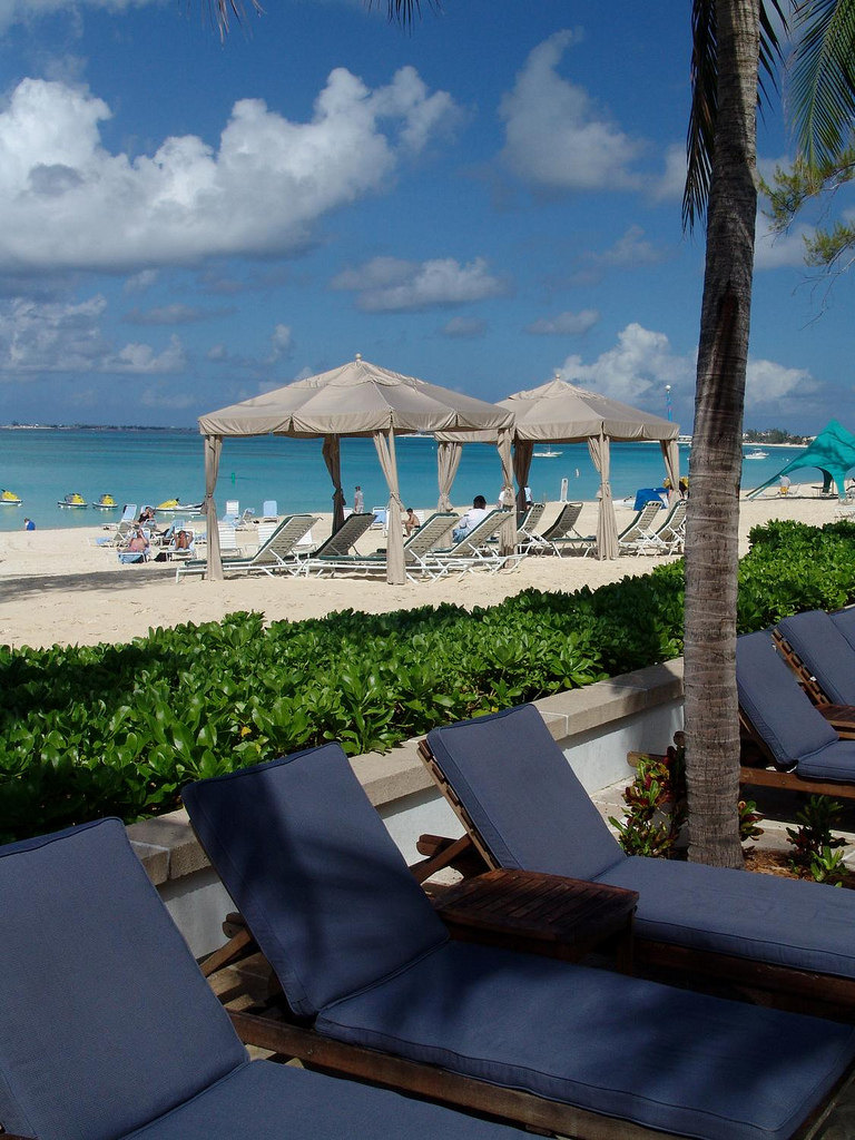 大开曼岛七哩滩威斯汀度假酒店_24)The Westin Casuarina Resort &amp_ Spa, Grand Cayman—Pool Chaises and Cabanas.jpg