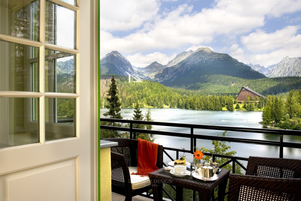 【凯宾斯基酒店】--克罗地亚-Strbske pleso 湖_Print_Deluxe-Room-Balcony.jpg