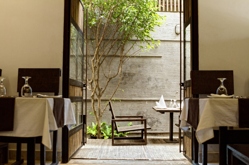form-3-architects-green-cafe-lounge-designboom07.jpg