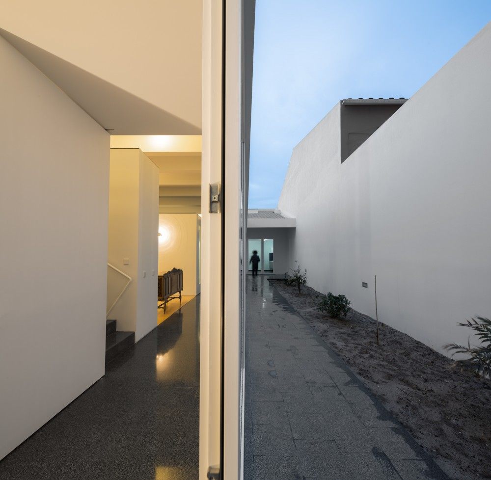 53566238c07a8073400000cf_p-house-ricardo-silva-carvalho-arquitectos_62-1000x978.jpg