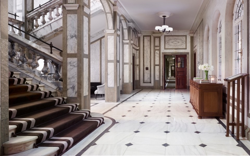 Tony Chi -伦敦瑰丽酒店 Rosewood London_GrandMarble Staircase 960x598.jpg