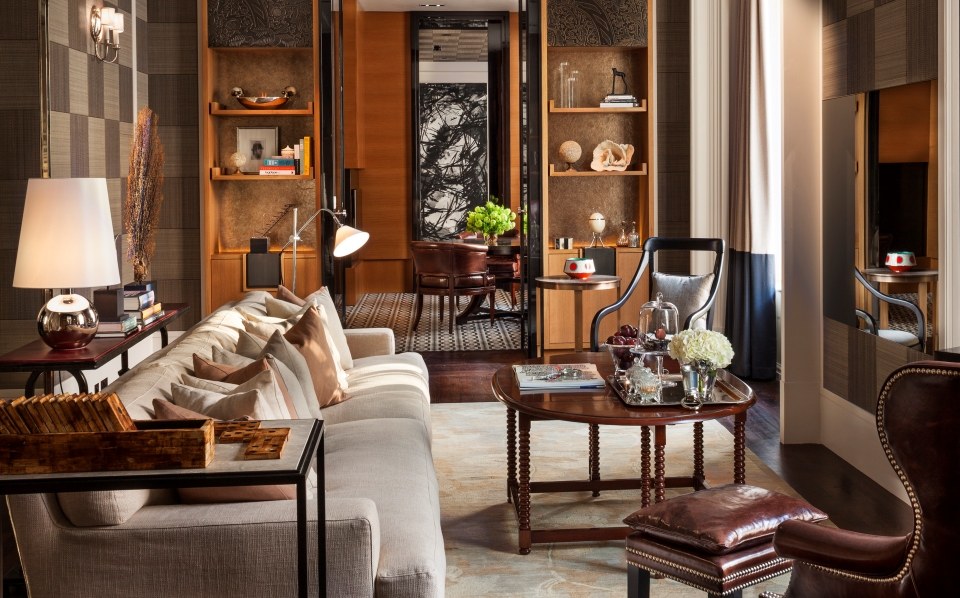 Tony Chi -伦敦瑰丽酒店 Rosewood London_Manor House Living Room Looking into Library 960x598.jpg