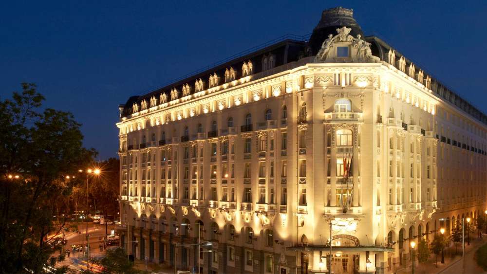 马德里威斯汀酒店(官方摄影) The Westin Palace, Madrid_ExteriorCortesNightTheWestinPalaceMadrid.jpg