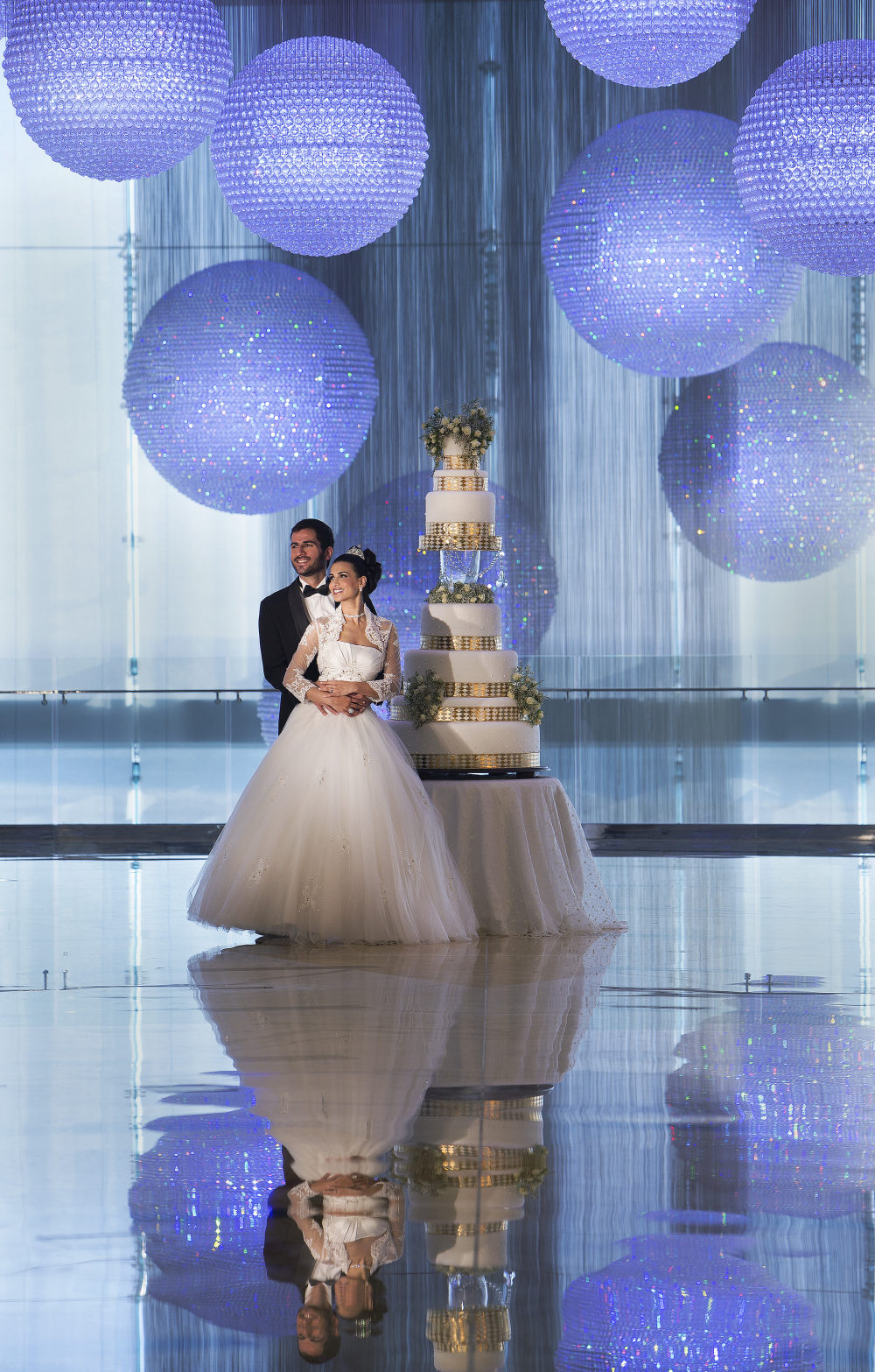 阿布扎比卓美亚阿提哈德酒店(官方摄影) Jumeirah at Etihad Towers_Jumeirah at Etihad Towers - Bride and Groom Lobby Chandeliers.jpg