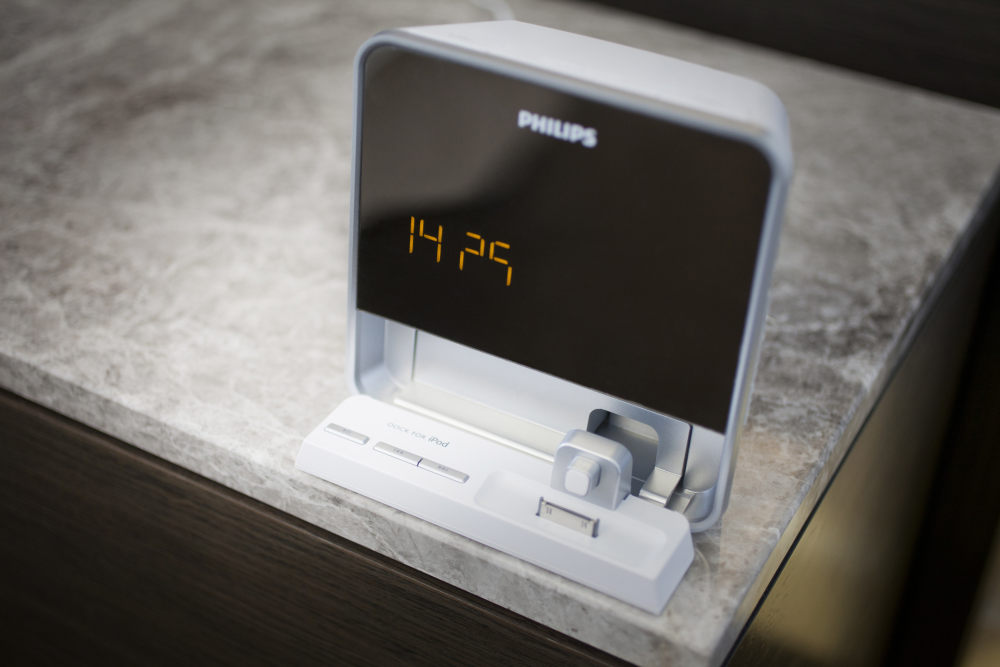 阿布扎比卓美亚阿提哈德酒店(官方摄影) Jumeirah at Etihad Towers_Jumeirah at Etihad Towers - Grand Deluxe Room - Digital Alarm Clock.jpg