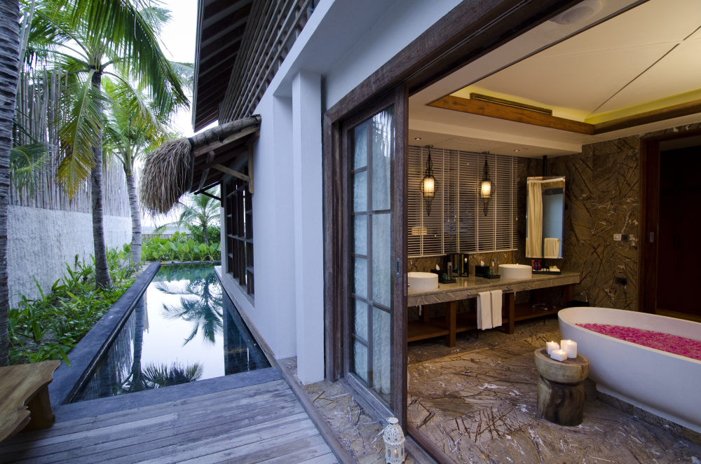 马尔代夫卓美亚维塔维丽(官方摄影) Jumeirah Vittaveli_Jumeirah Vittaveli - Beach Suite  - Open air bathroom.jpg