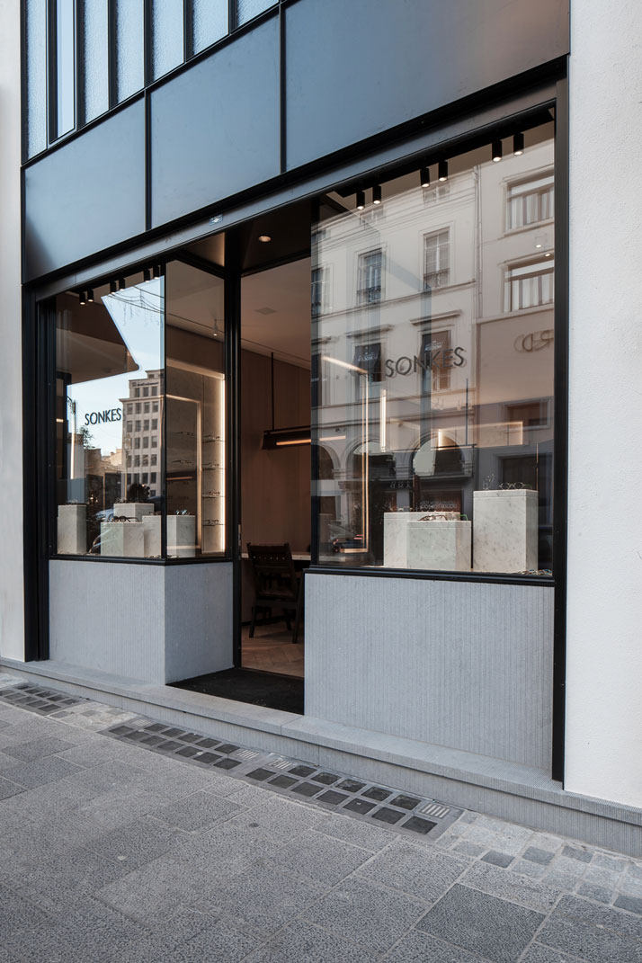 布鲁塞尔的一家精工眼镜店_11-nicolas-Schuybroek-Architects-Lionel-Sonkes-Lunetterie-photo-by-thomas-de-bru.jpg