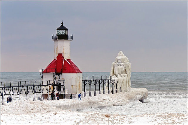 大自然的建筑外套_frozen-lighthouses-2.jpg