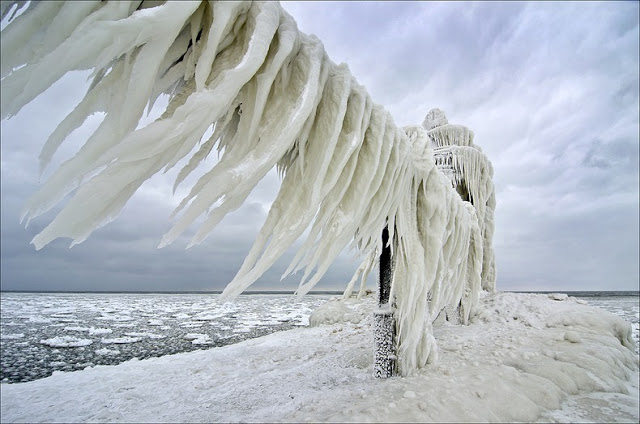 大自然的建筑外套_frozen-lighthouses-4.jpg