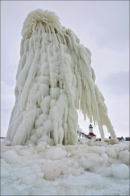 大自然的建筑外套_frozen-lighthouses-5.jpg