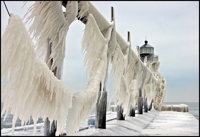 大自然的建筑外套_frozen-lighthouses-901.jpg