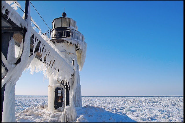 大自然的建筑外套_frozen-lighthouses-902.jpg