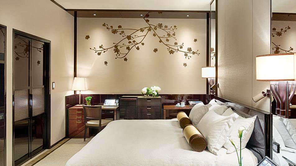重新装修后的香港半岛酒店_Deluxe-Room-bed-table.jpg