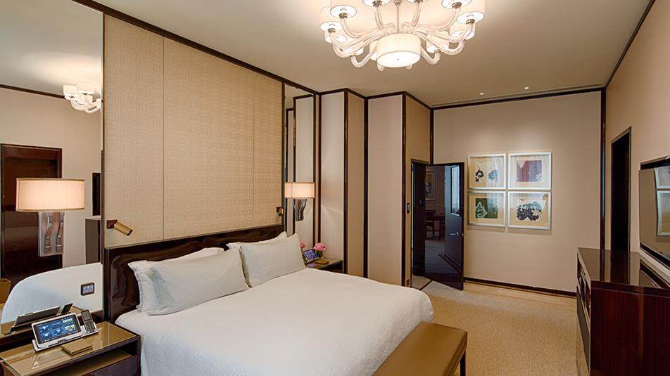 重新装修后的香港半岛酒店_Deluxe-Suite-Bedroom.jpg