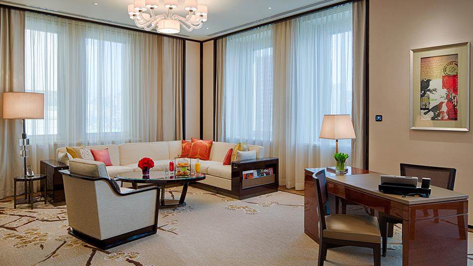 重新装修后的香港半岛酒店_Deluxe-Suite-Living-Room.jpg