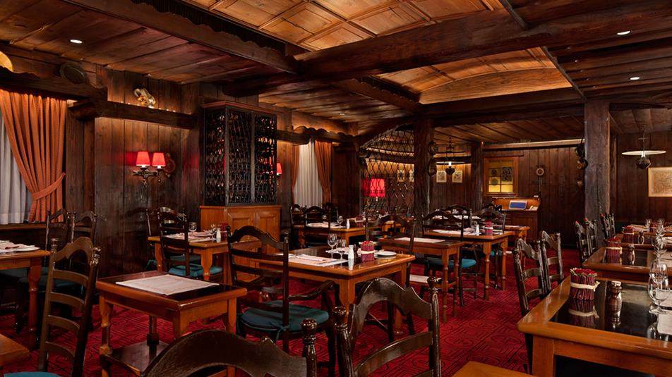 重新装修后的香港半岛酒店_Chesa-restaurant-interior.ashx.jpg