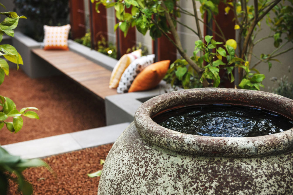 澳大利亚珀斯-Stylish Modern Home_Garden-Seating-Modern-Home-in-Wandi-Perth.jpg