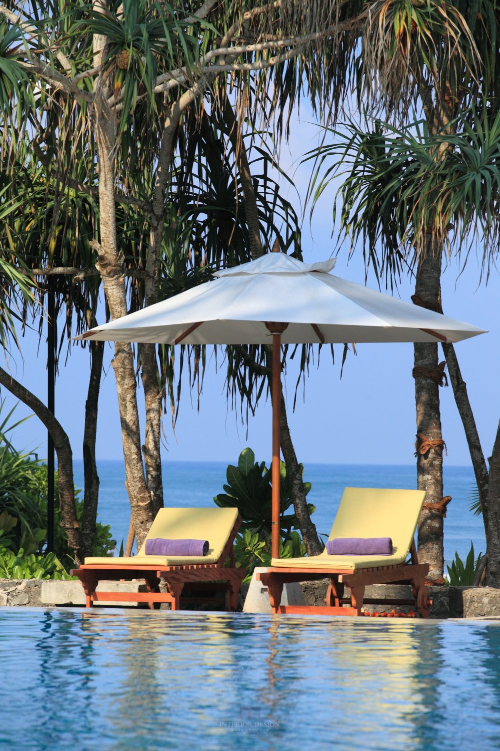 斯里兰卡阿瓦尼班托塔度假温泉酒店 AVANI Bentota Resort & Spa_60268979-H1-Main_pool_sun_loungers.jpg