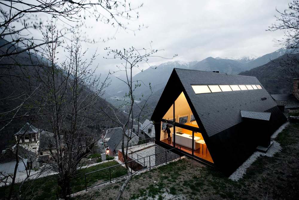 比利牛斯山的坡屋顶住宅_House-at-the-Pyrenees-1.jpg