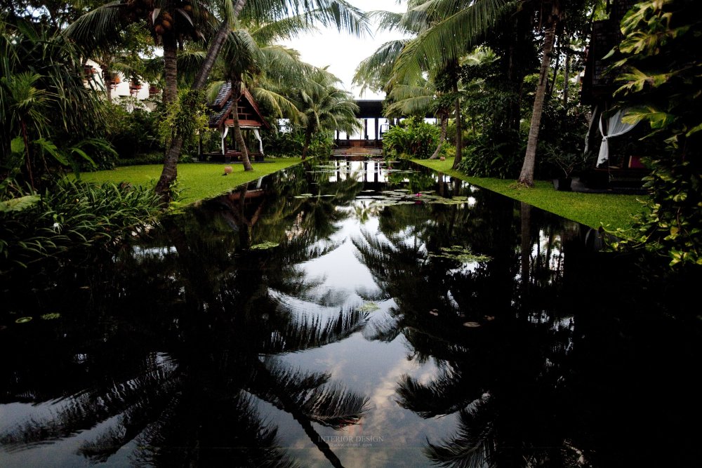 Garden\'s reflecting pool.jpg