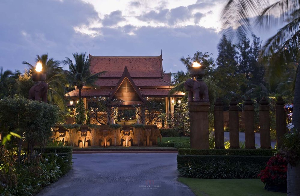 Main entrance by night.jpg