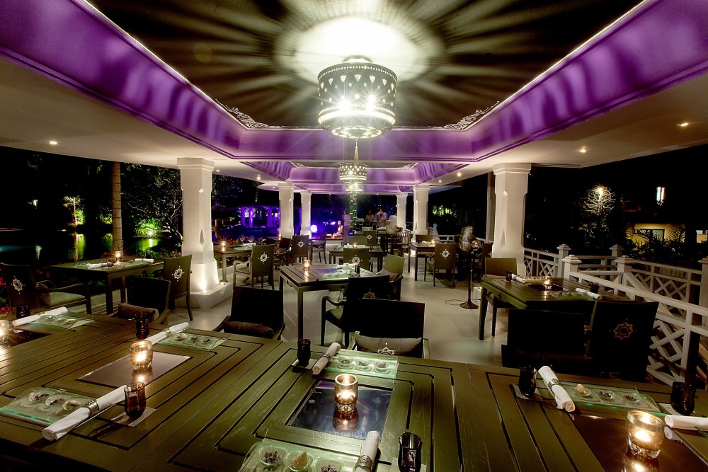 Rim Nam restaurant by night.jpg