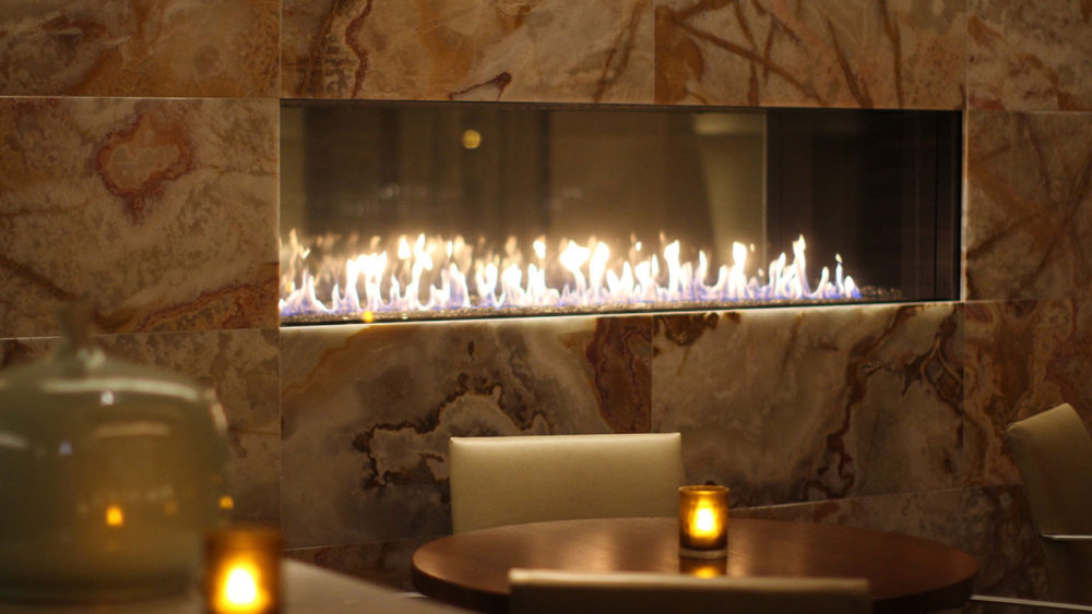 重新装修的芝加哥凯悦酒店(官方摄影) Hyatt Regency Chicago_Hyatt-Regency-Chicago-Lounge-Fireplace-1280x720.jpg