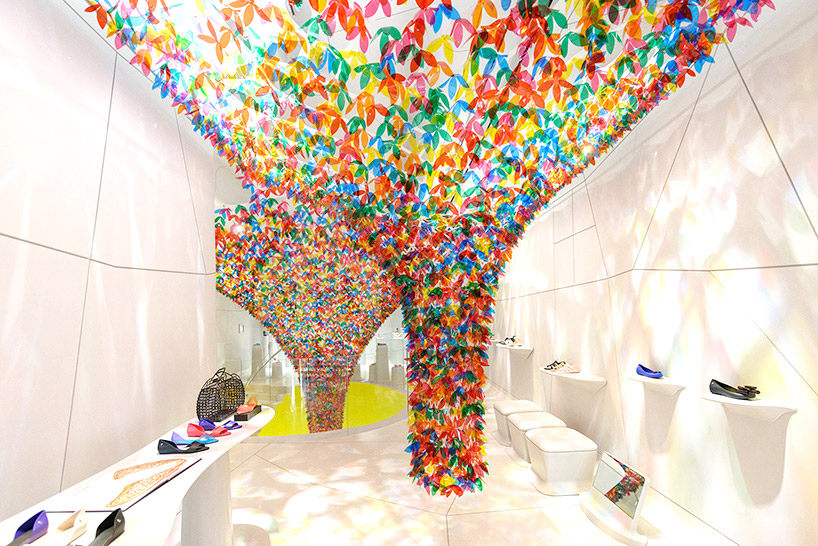 SOFTlab设计室用 花树冠 装饰纽约鞋廊_softlab-melissa-shoe-gallery-flower-canopy-designboom-01.jpg