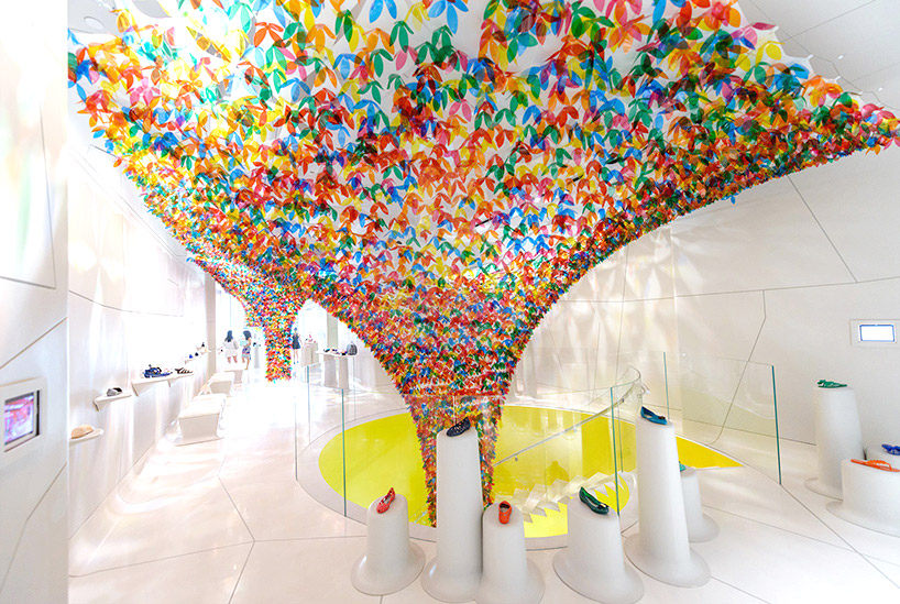 SOFTlab设计室用 花树冠 装饰纽约鞋廊_softlab-melissa-shoe-gallery-flower-canopy-designboom-02.jpg