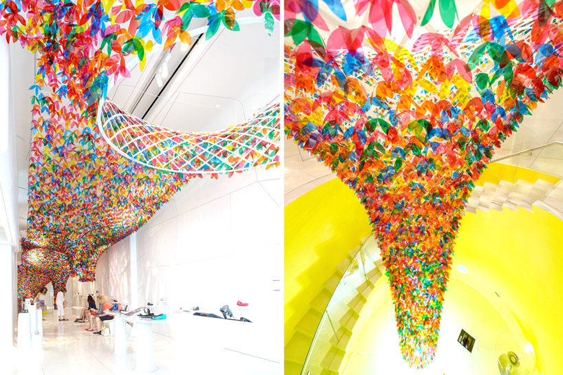 SOFTlab设计室用 花树冠 装饰纽约鞋廊_softlab-melissa-shoe-gallery-flower-canopy-designboom-03.jpg