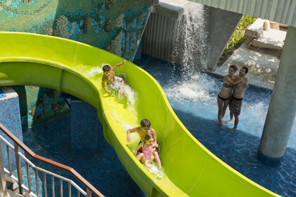 Lower Pool - Children\'s Waterslide (3)_调整大小.jpg