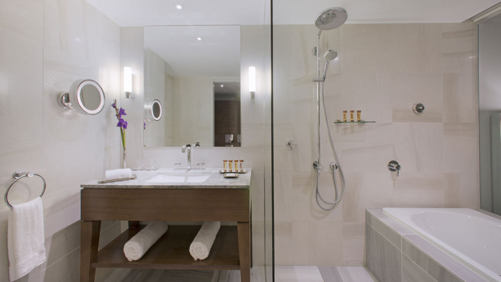 墨尔本喜来登酒店 Sheraton Melbourne_Guest-Bathroom.jpg