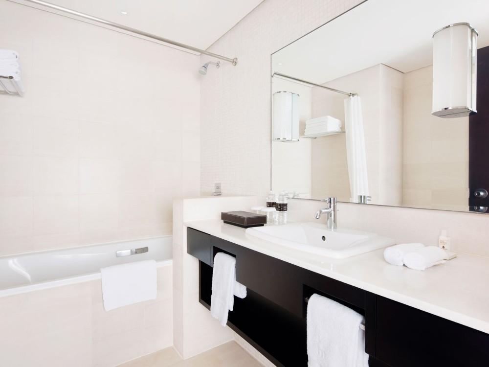 曼谷科莫大都会酒店(官方高清摄影) Metropolitan by COMO, Bangkok_metbkk_bkg_city_room_bathroom(1).jpg