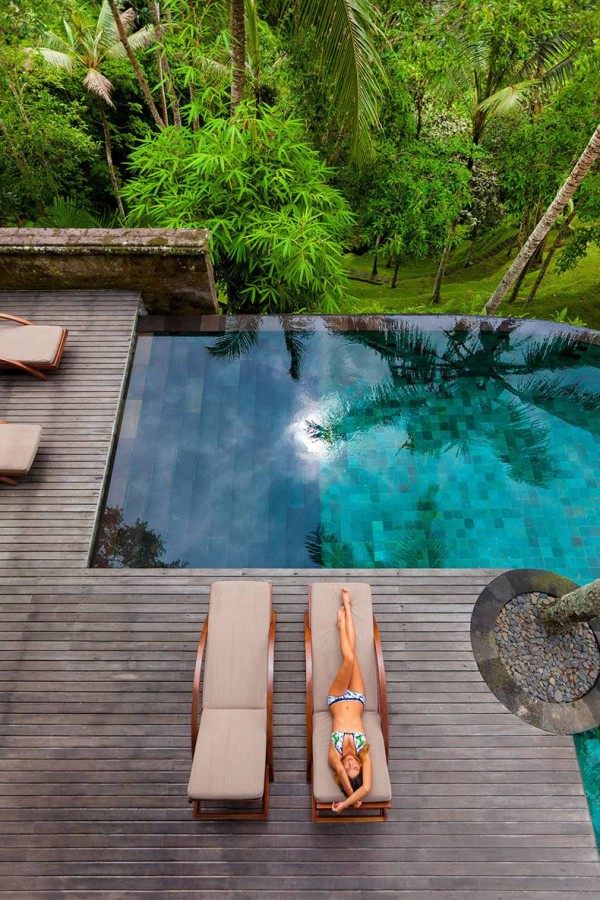 Koichiro Ikebuchi -巴厘岛科莫香巴拉度假酒店 COMO Shambhala_Como-Shambhala-Estate-Bali-deckchairs-and-infinity-pool-with-bamboo-and-palm-for.jpg