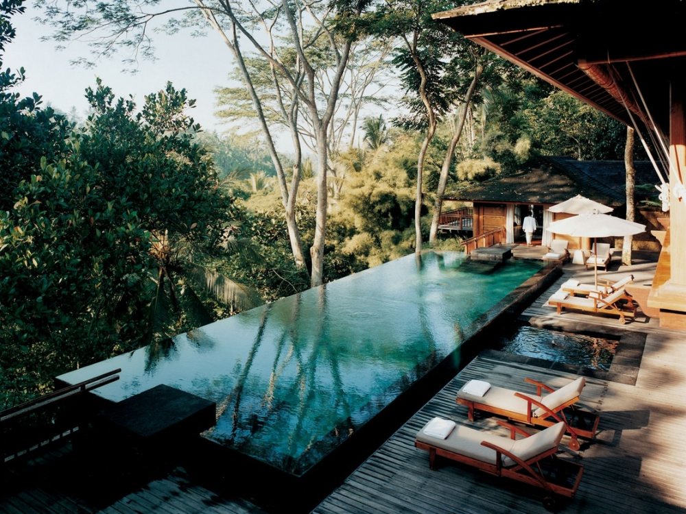 Koichiro Ikebuchi -巴厘岛科莫香巴拉度假酒店 COMO Shambhala_Como-Shambhala-Estate-Bali-deckchairs-and-infinity-pool-with-views(1).jpg