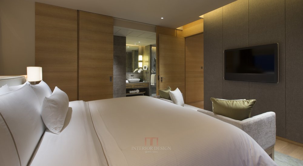 重庆威斯汀酒店_3. Room - Executive Suite bedroom行政套房卧室.jpg