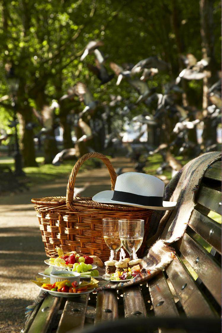 Suna-伦敦弗雷明斯梅费尔酒店 Flemings Mayfair Hotel_38367131-H1-Picnic_in_Green_Park.jpg