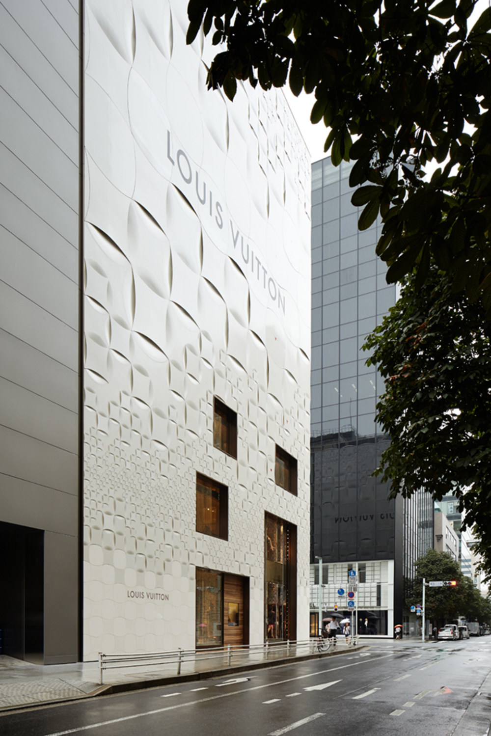 54374a0cc07a80a74a0000b1_louis-vuitton-matsuya-ginza-facade-renewal-jun-aoki-ass.jpg